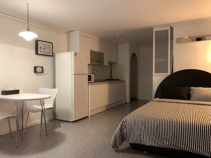 Full studio layout with double bed, dining table and kitchenette (Listing ID : 38554)