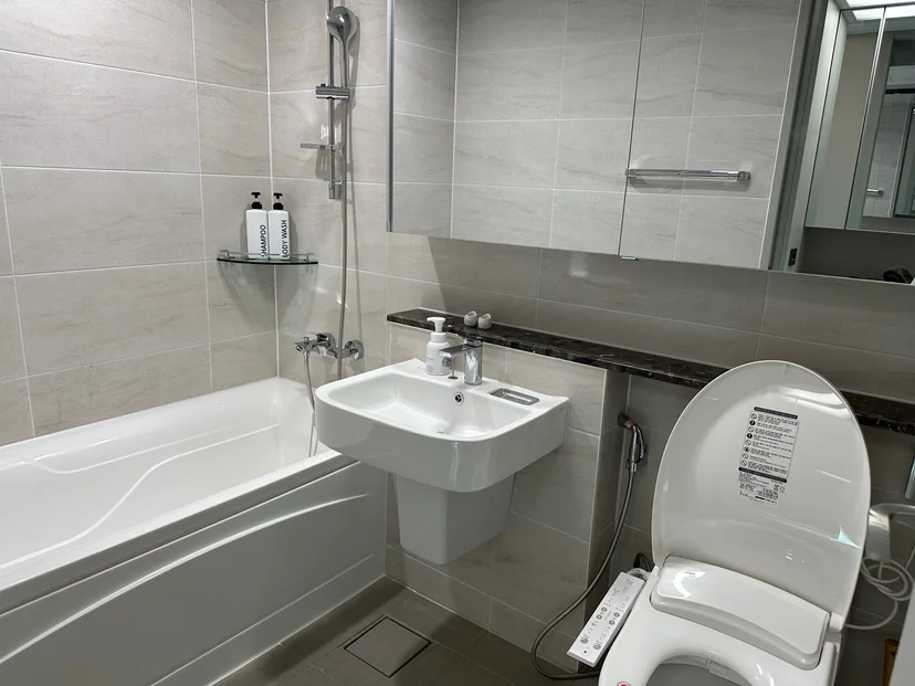 Bathroom with a bathtub, washbasin and bidet toilet (Listing ID : 25355)
