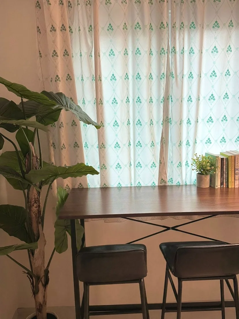 Dining nook with a wooden table and bar stools (집 번호 : 25342)
