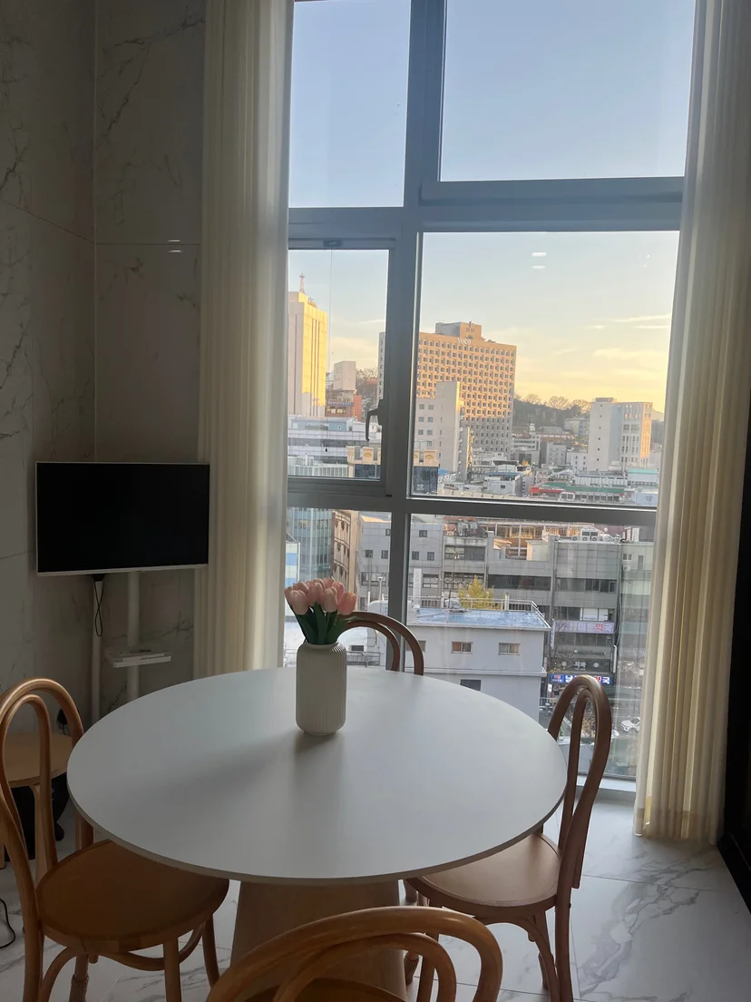 Dining nook with a round table and a Jung-gu skyline view (Listing ID : 42899)