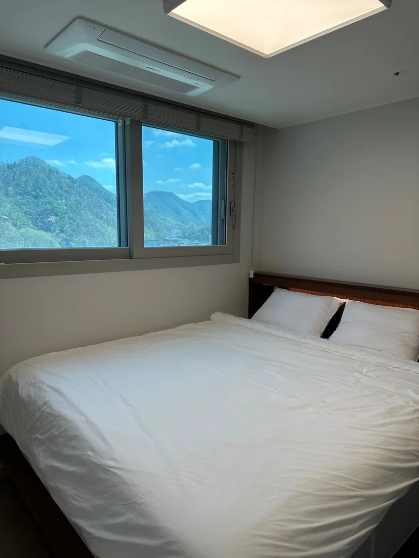 Second bedroom with a window onto forested mountains (Listing ID : 25355)