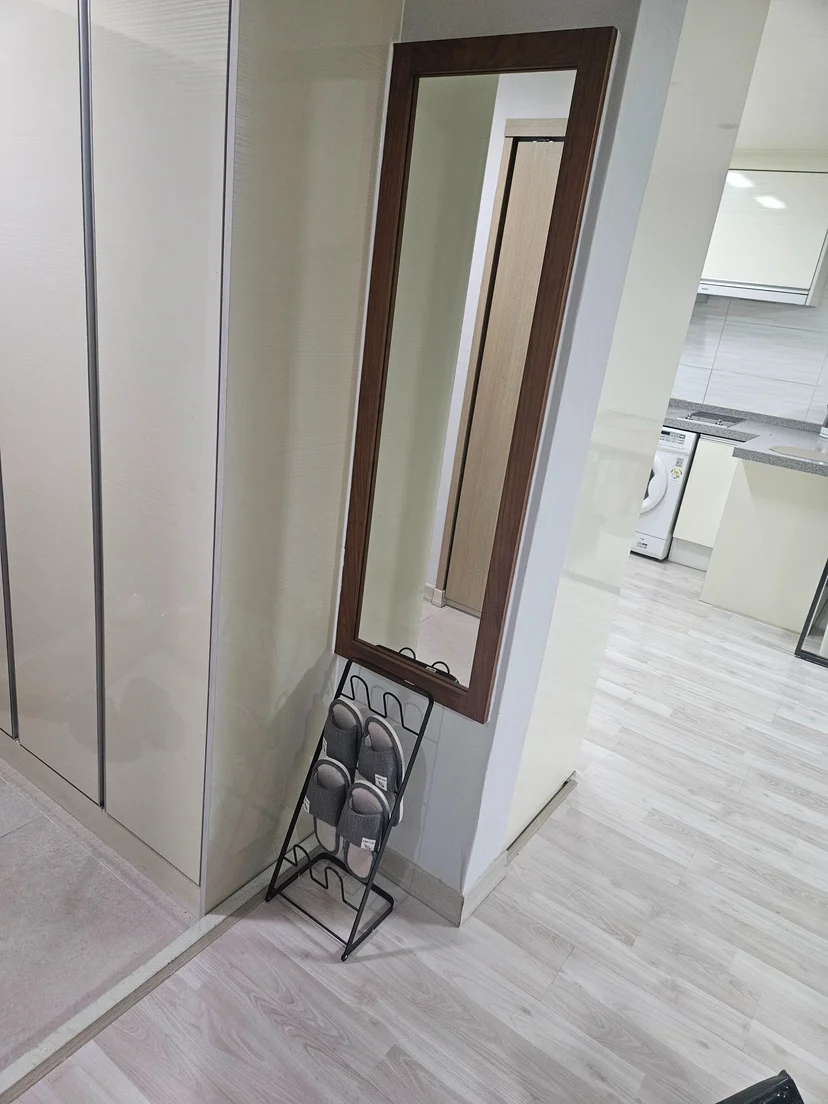 Entry hallway with mirror, slipper rack and kitchen beyond (Listing ID : 38031)