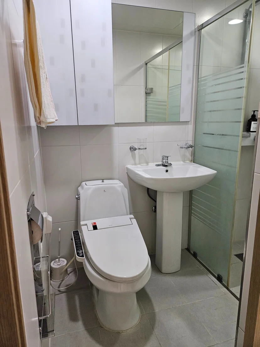 Bathroom with toilet, pedestal sink and glass shower (Listing ID : 38031)