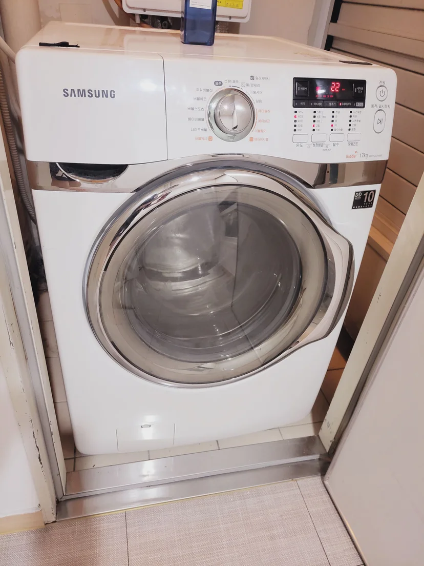 Front-loading washing machine in a built-in alcove (집 번호 : 7997)