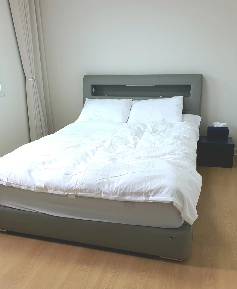 Bedroom with a double bed and white duvet (Listing ID : 43566)