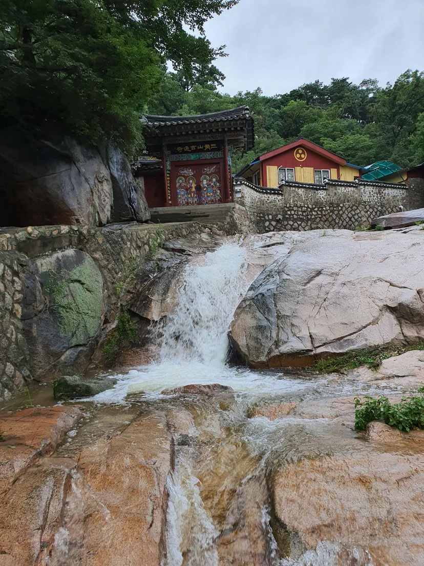 Rocky stream and traditional gate near Buam-dong (Listing ID : 40873)