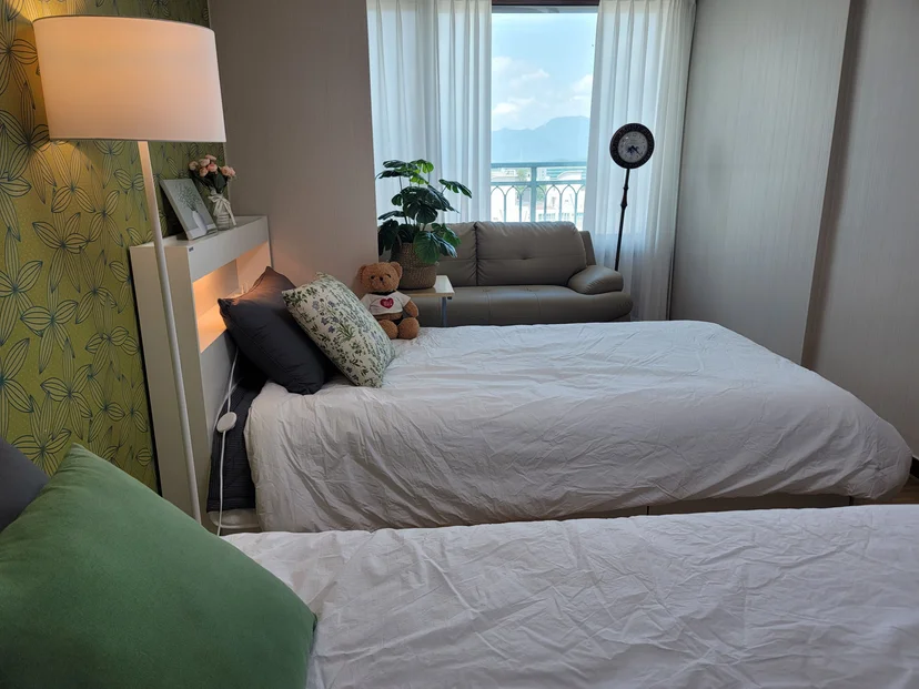 Second bedroom with twin beds and sitting area (Listing ID : 37518)
