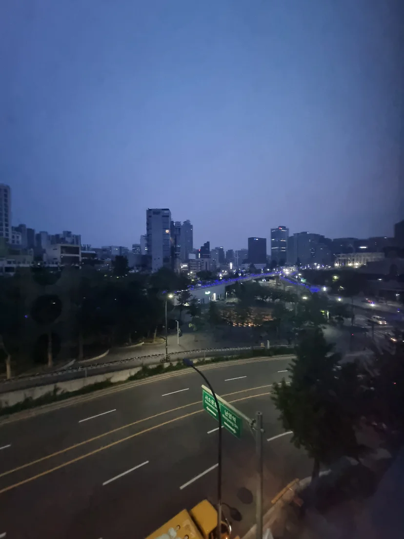 Evening view over the city road from the studio window (Listing ID : 44519)