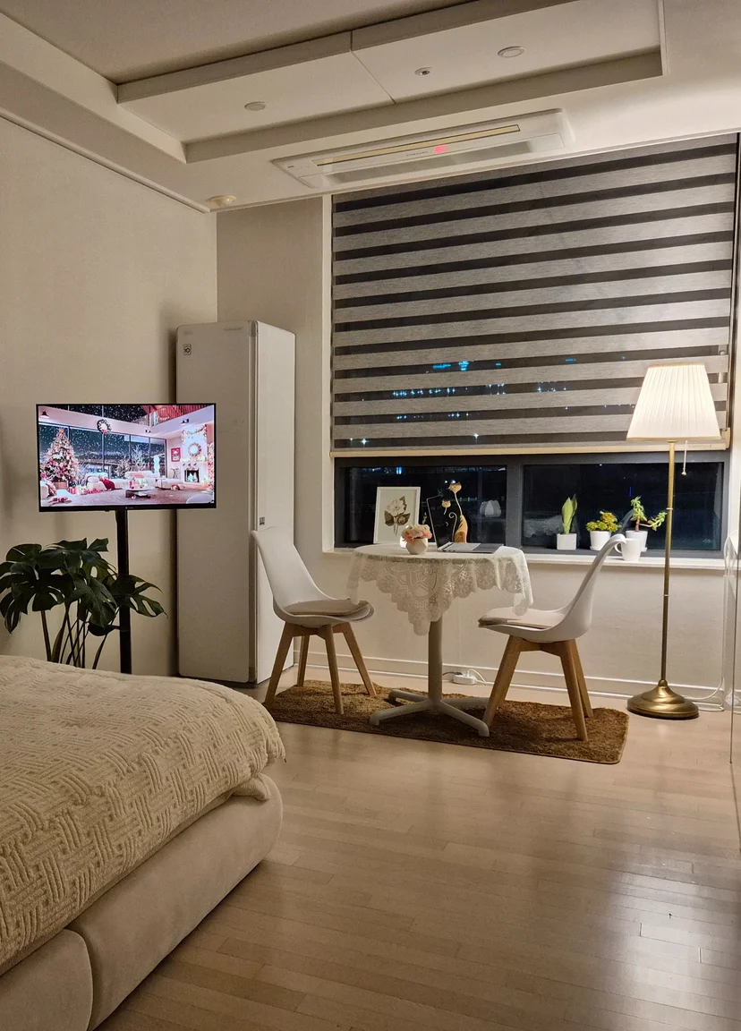 Furnished studio with bed and dining table by the window (Listing ID : 34409)