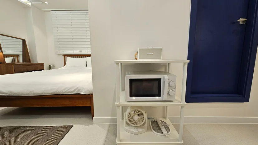 Living area with shelf, microwave and small appliances (집 번호 : 41096)