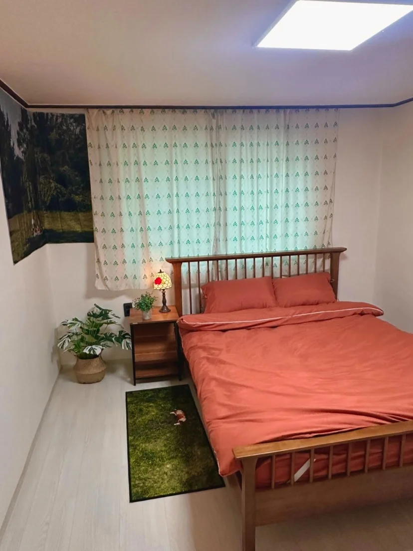 Bathroom with a wall-mounted sink and shower (집 번호 : 25342)