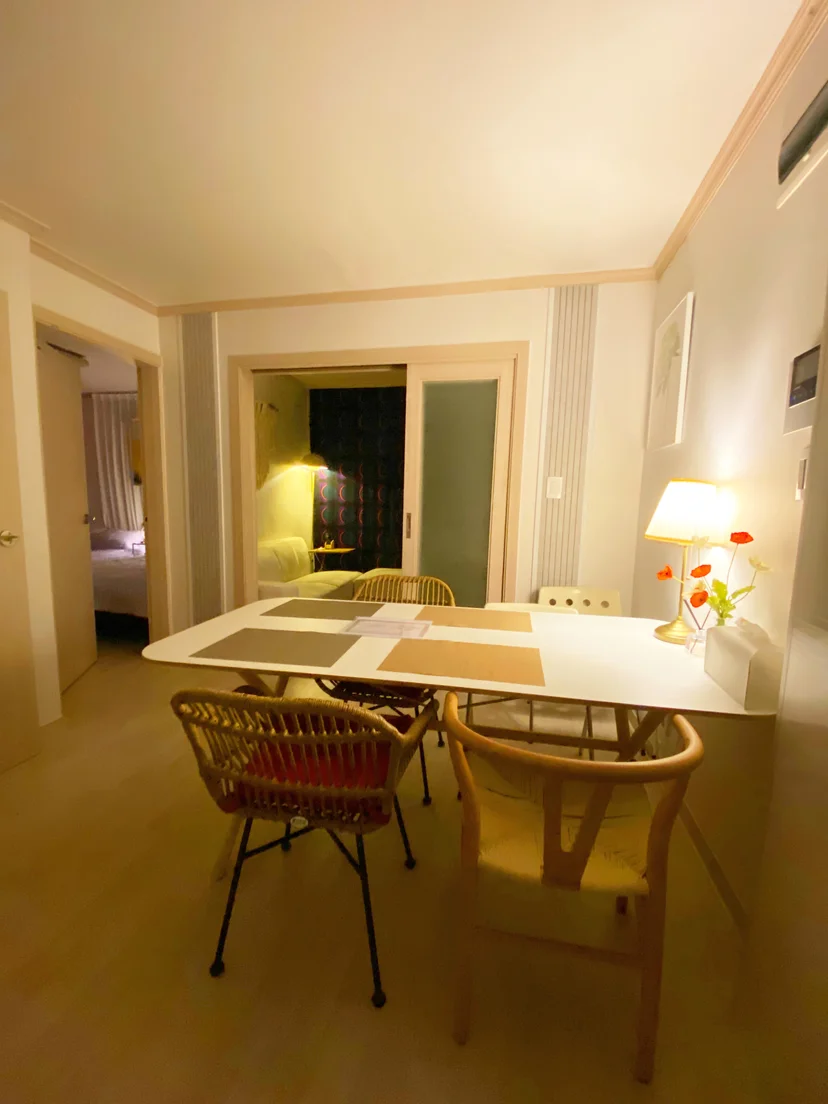 Dining area with white table and rattan chairs (Listing ID : 20556)