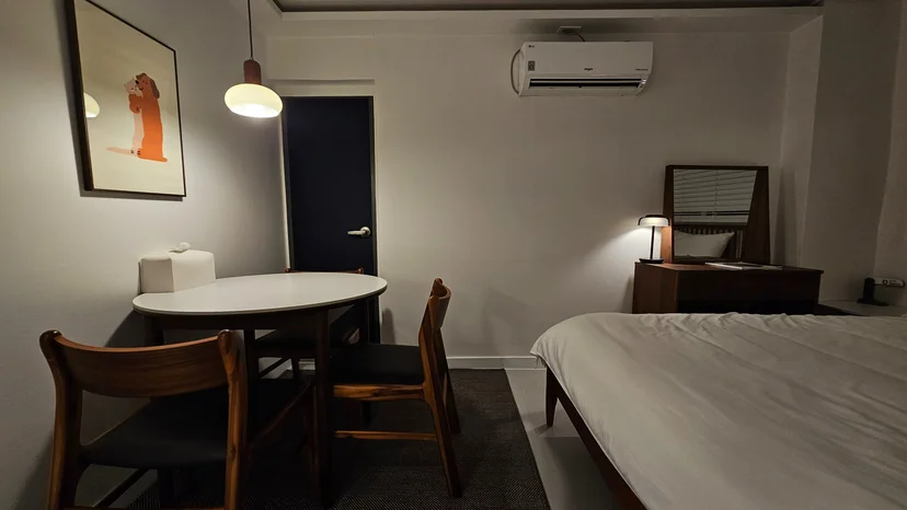 Studio interior with dining set and bed (집 번호 : 41096)