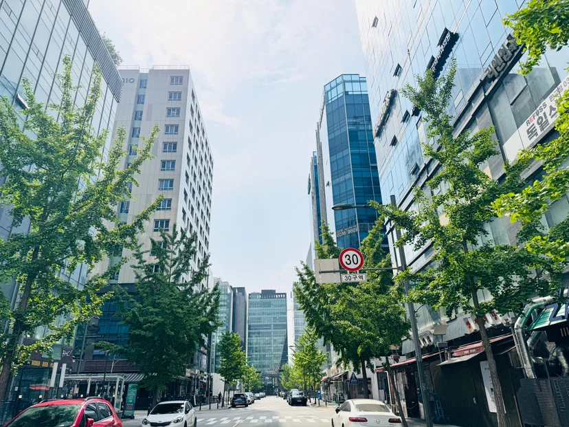 Tree-lined office street with mid-rise glass buildings (Listing ID : 39296)