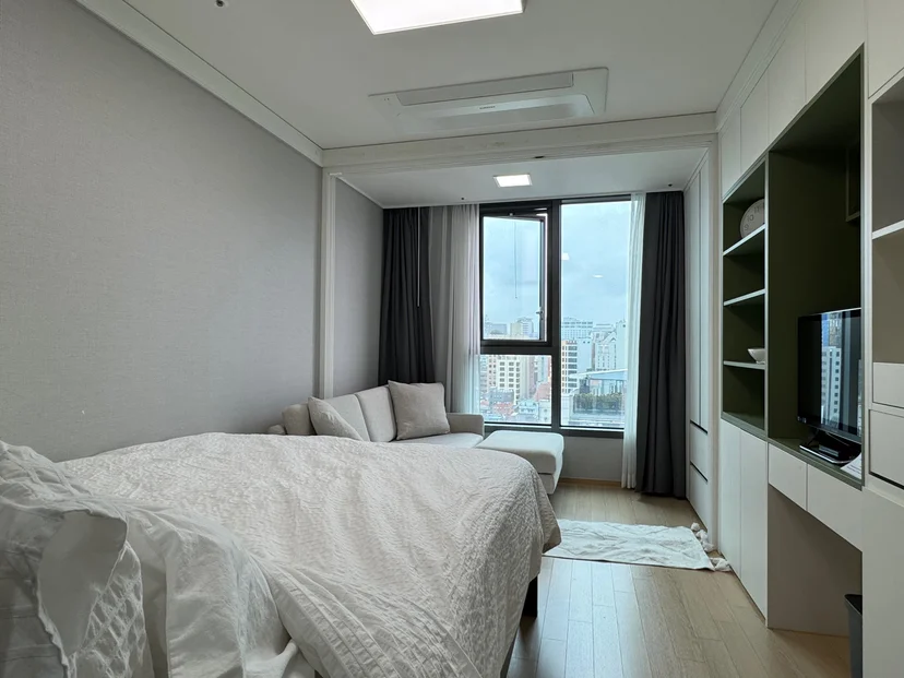 Shared lounge with blue velvet sofas and pendant lighting (Listing ID : 10891)