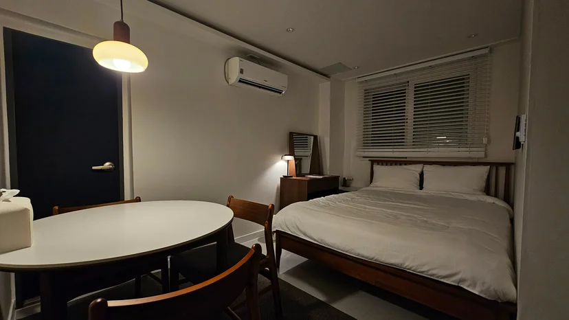 Cozy double bed and dining table in the studio (집 번호 : 41096)
