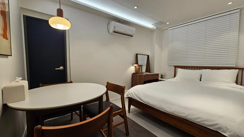 Bright studio interior with bed and dining table (집 번호 : 41096)