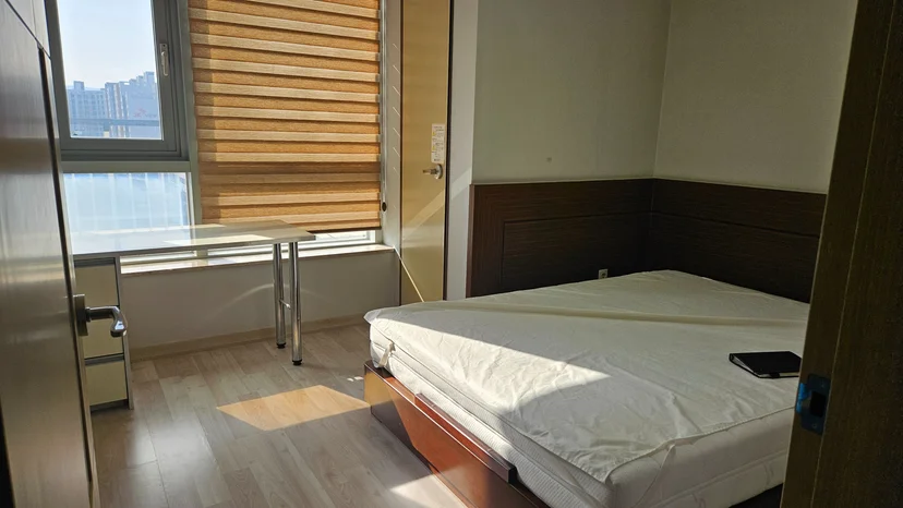 Bedroom with double bed and window desk (Listing ID : 38031)