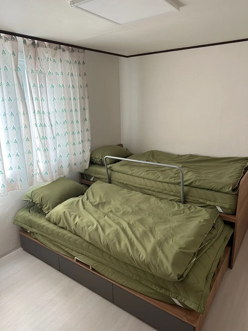 Second bedroom with a trundle bed and green bedding (Listing ID : 25342)