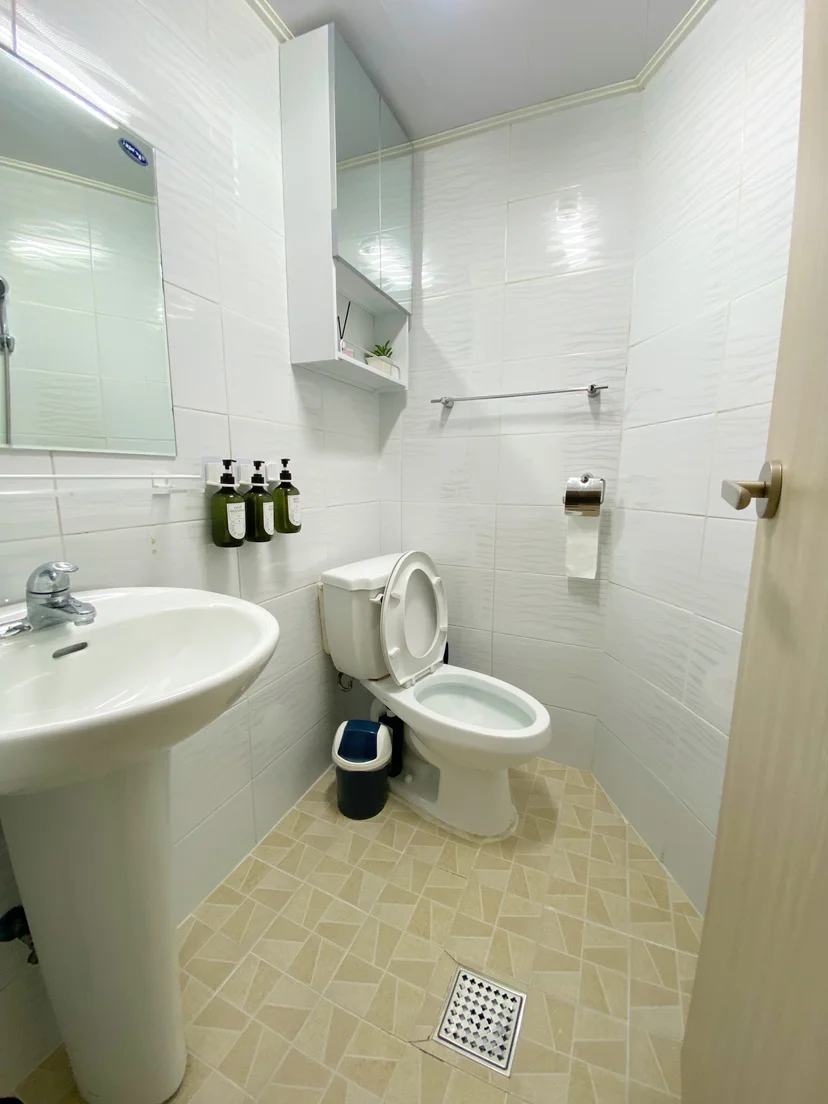 White-tiled private bathroom with sink and toilet (Listing ID : 20556)