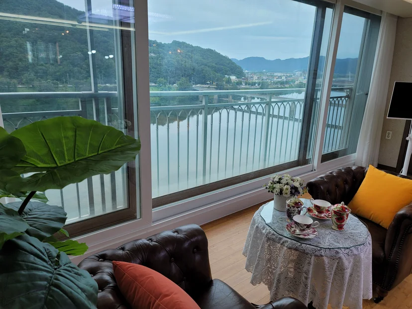 Veranda cafe corner with river and mountain view (Listing ID : 37518)