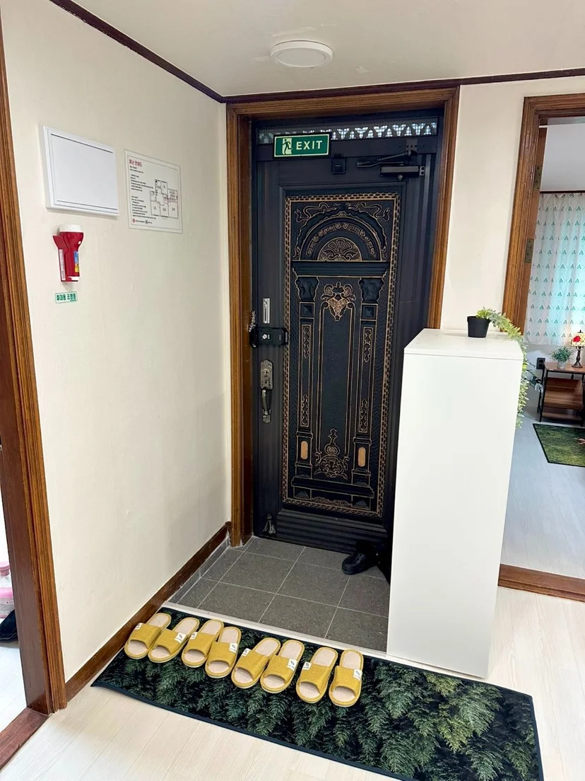 Entryway with the front door and guest slippers (집 번호 : 25342)