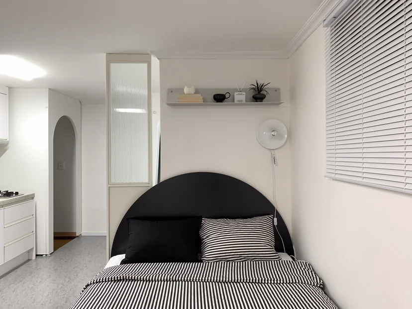Bed headboard with wall shelf and window blinds (Listing ID : 38554)