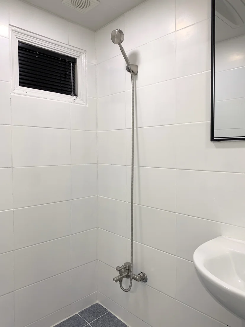 Bathroom with tiled walls and a wall-mounted handheld shower (Listing ID : 38554)