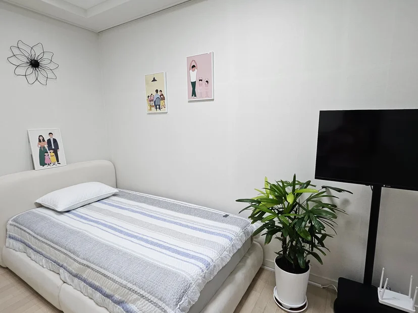 Bed with striped bedding and wall art (Listing ID : 34409)