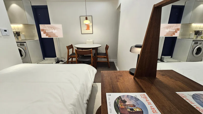 Studio room with double bed and dining set (집 번호 : 41096)
