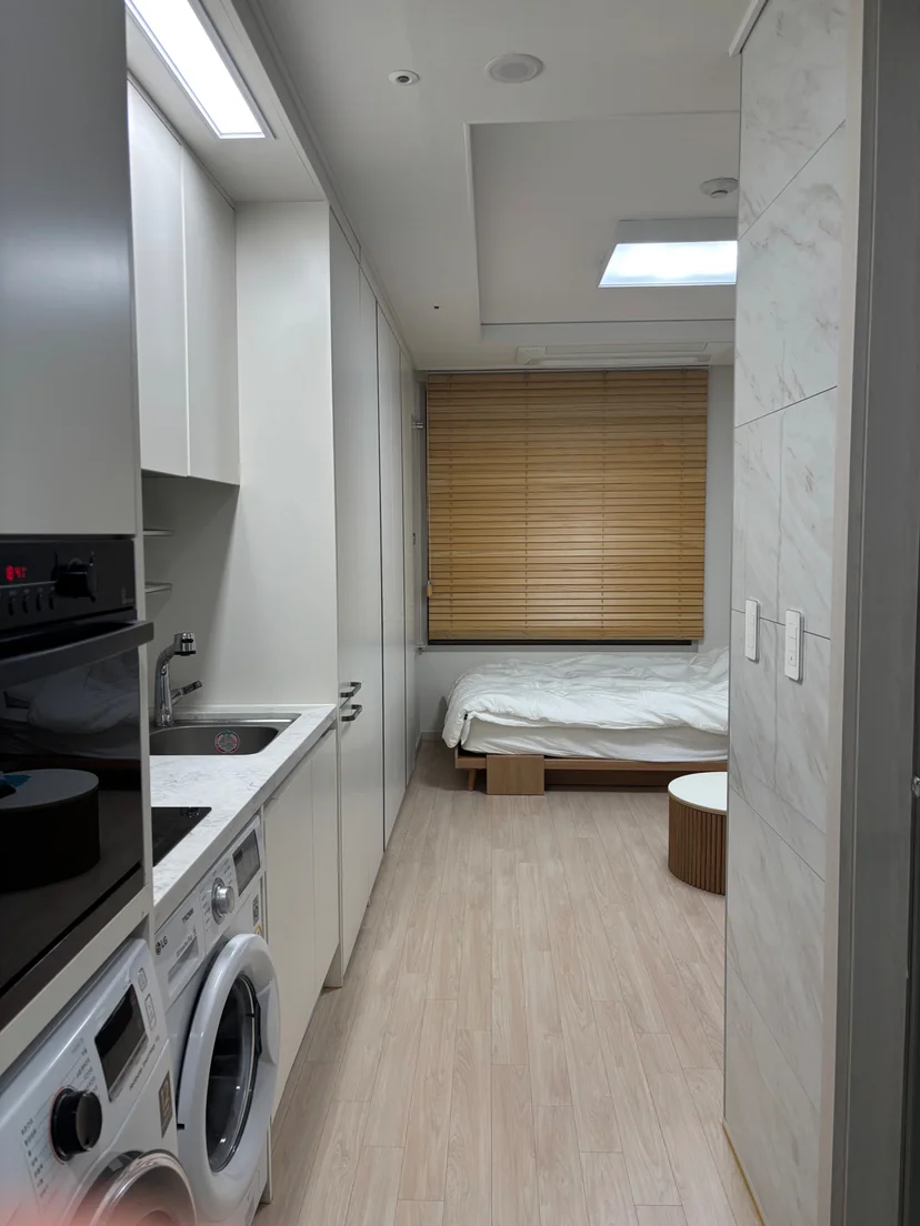 Open-plan studio with kitchenette, washer, and sleeping area (Listing ID : 43231)
