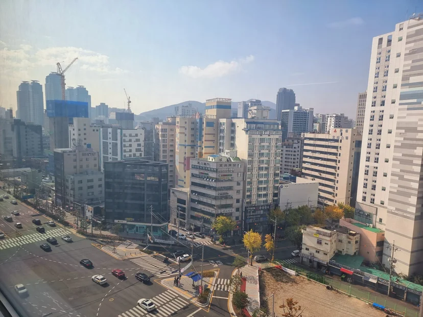 High-floor window view over a downtown Busan intersection (집 번호 : 7997)