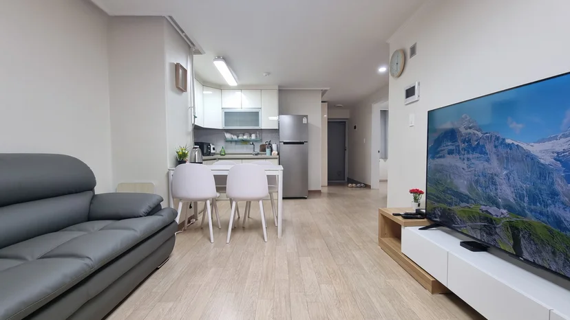Living room with sofa, TV and a view through to the dining area and kitchen (Listing ID : 37082)