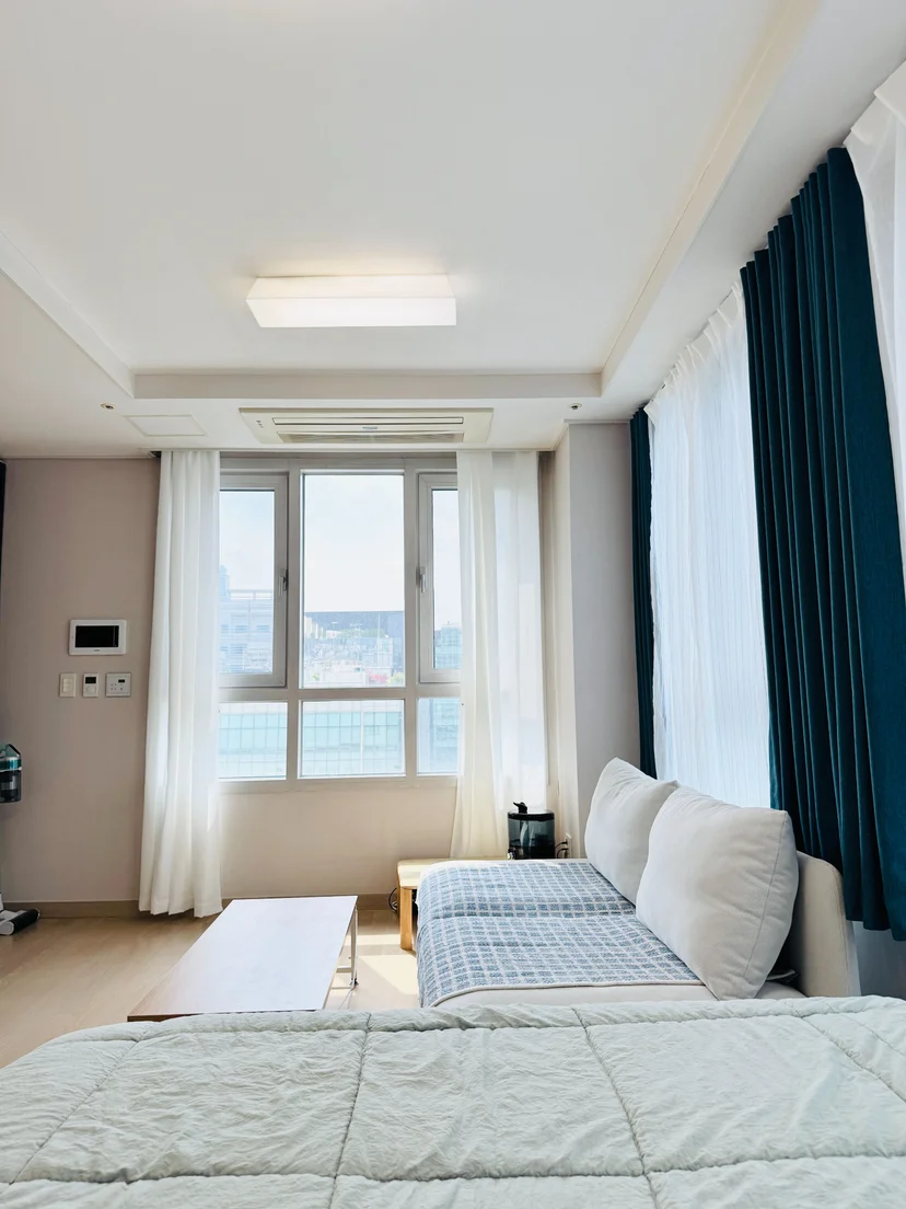 Corner window with a city view above the sofa (Listing ID : 39296)