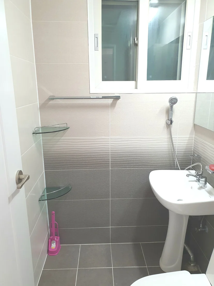 Private bathroom with a shower and pedestal sink (Listing ID : 43566)