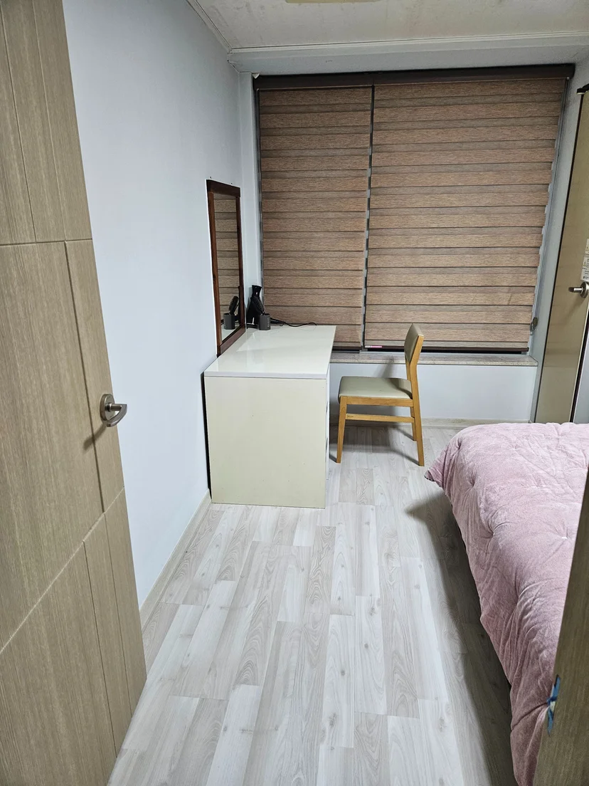 Bedroom with desk, mirror and window blinds (Listing ID : 38031)