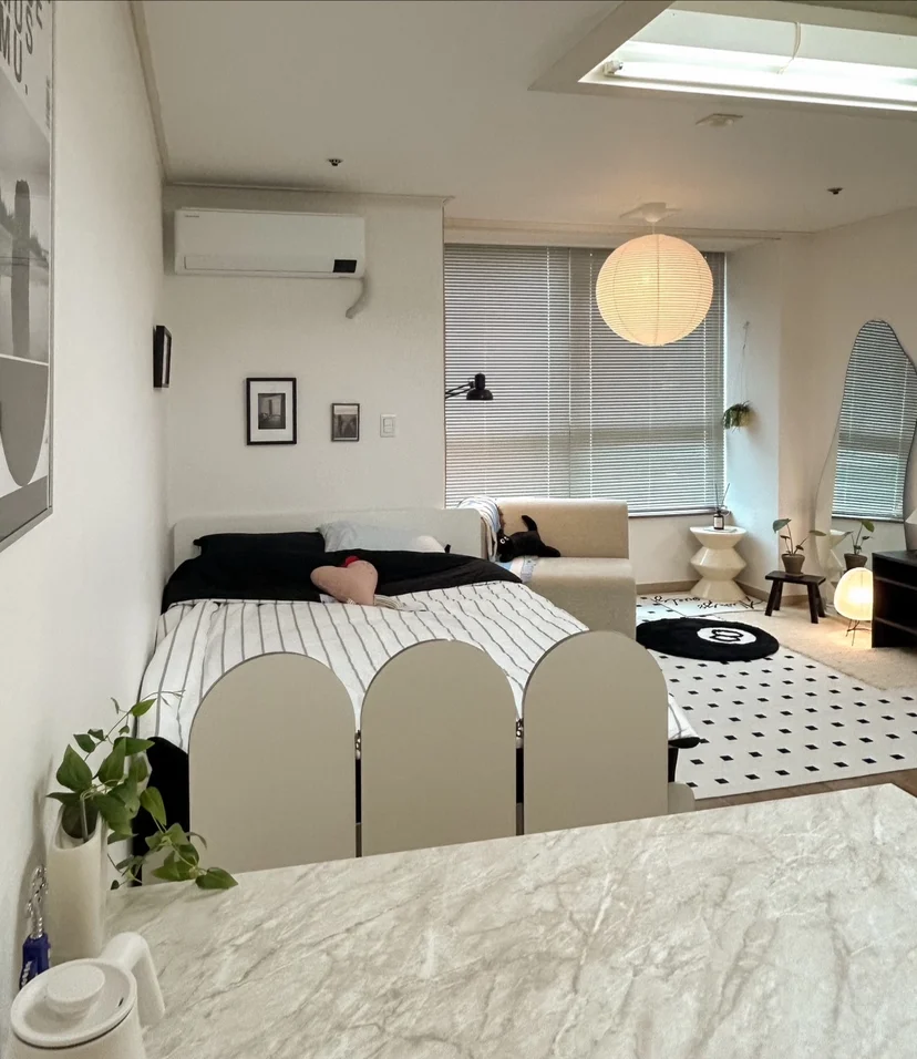 Studio bedroom with arched partition, paper lantern, and patterned rug (Listing ID : 31659)