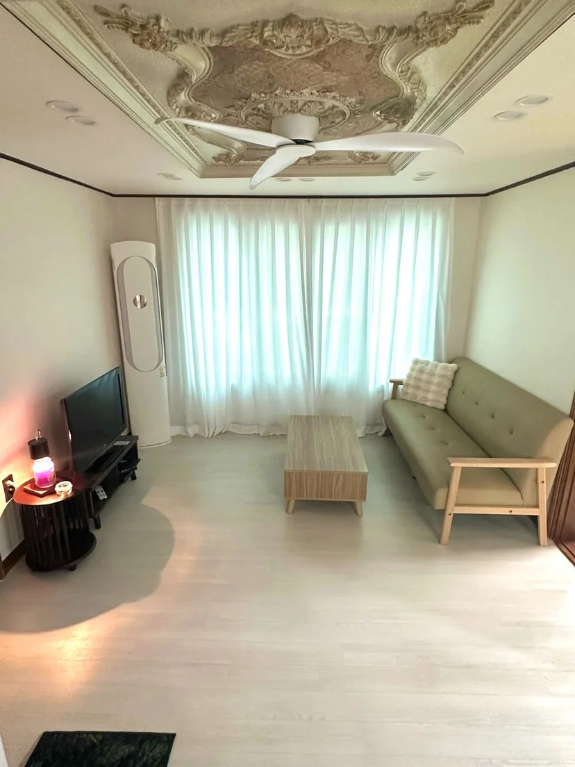 Living room with a sofa, TV and coffee table (집 번호 : 25342)