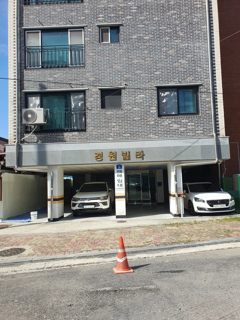Brick villa exterior with parking area (Listing ID : 43566)