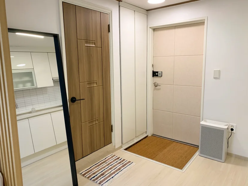 Entryway with front door, digital lock and built-in closet (Listing ID : 46336)