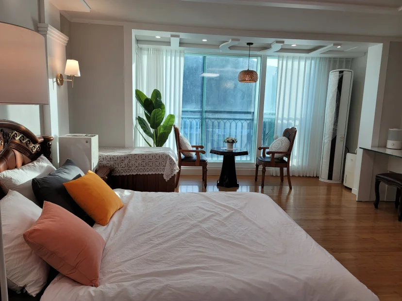 Main bedroom with double bed and window seating area (Listing ID : 37518)