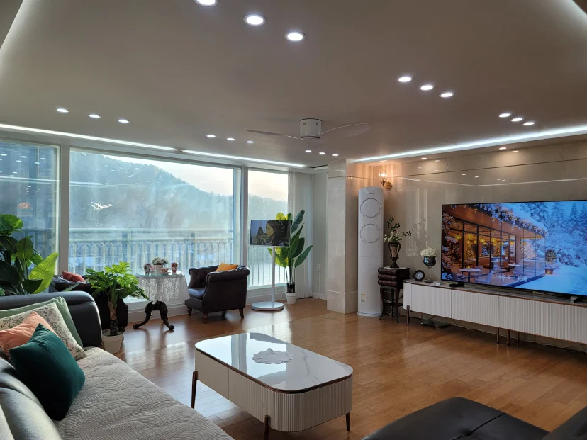 Living room with sofa, coffee table and large wall-mounted TV (Listing ID : 37518)