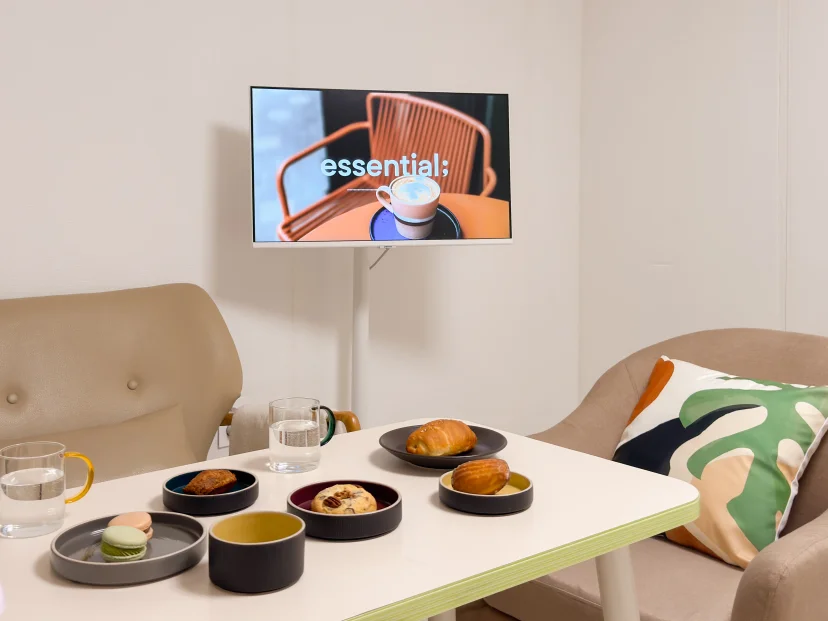 Living area with armchair, low table and wall-mounted TV (Listing ID : 47877)