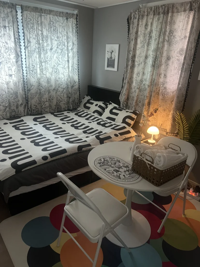 Round dining table by window with Namsan Tower city view (Listing ID : 30308)
