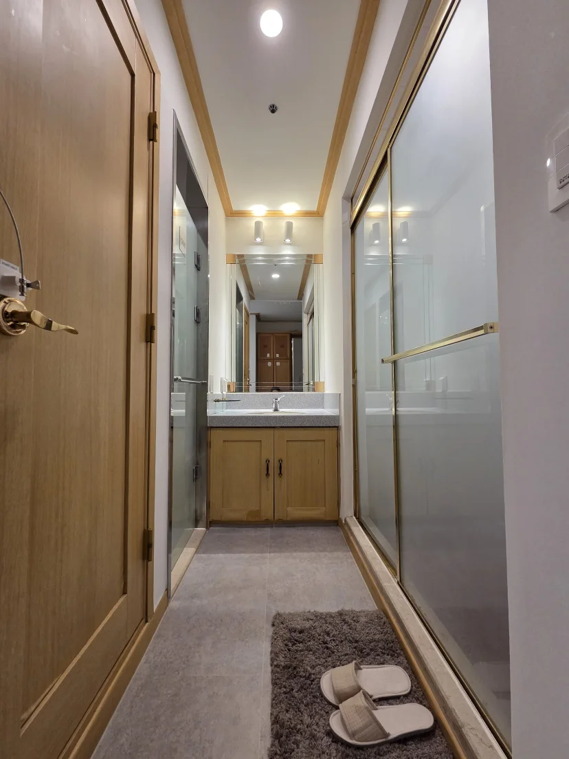 Clean bathroom with a glass shower (Listing ID : 48330)