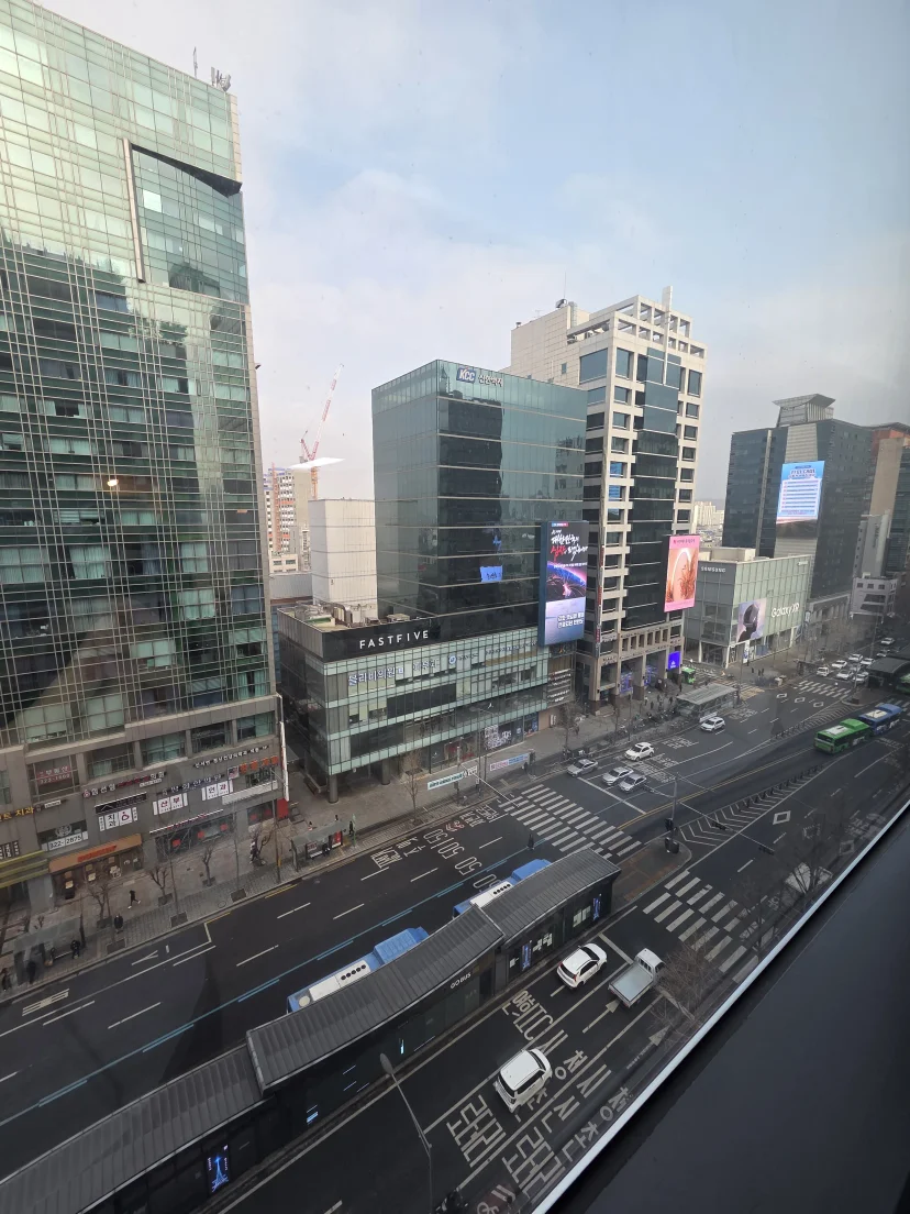 Window view of the busy street below (Listing ID : 48330)