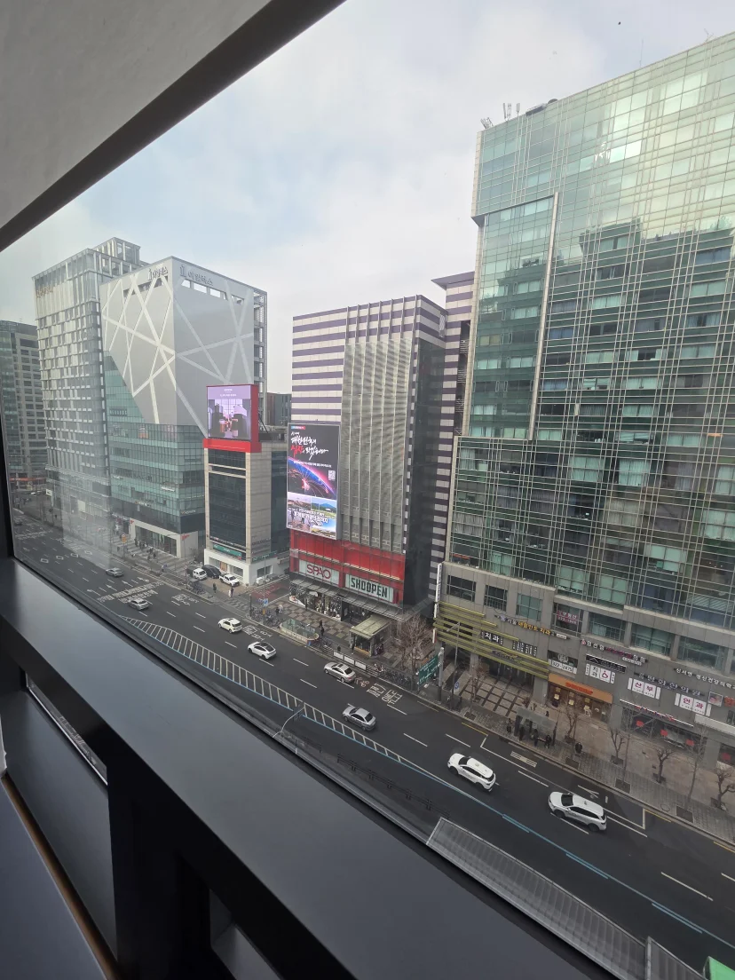High-floor city view over the Hongdae streets (Listing ID : 48330)