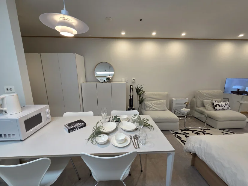 Full studio layout with bed, sofa and dining area (Listing ID : 48330)