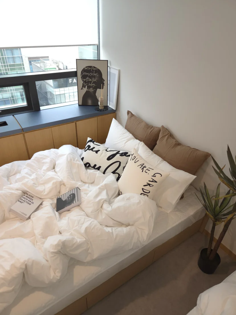 Bright studio with a bed and city-view window (Listing ID : 48330)