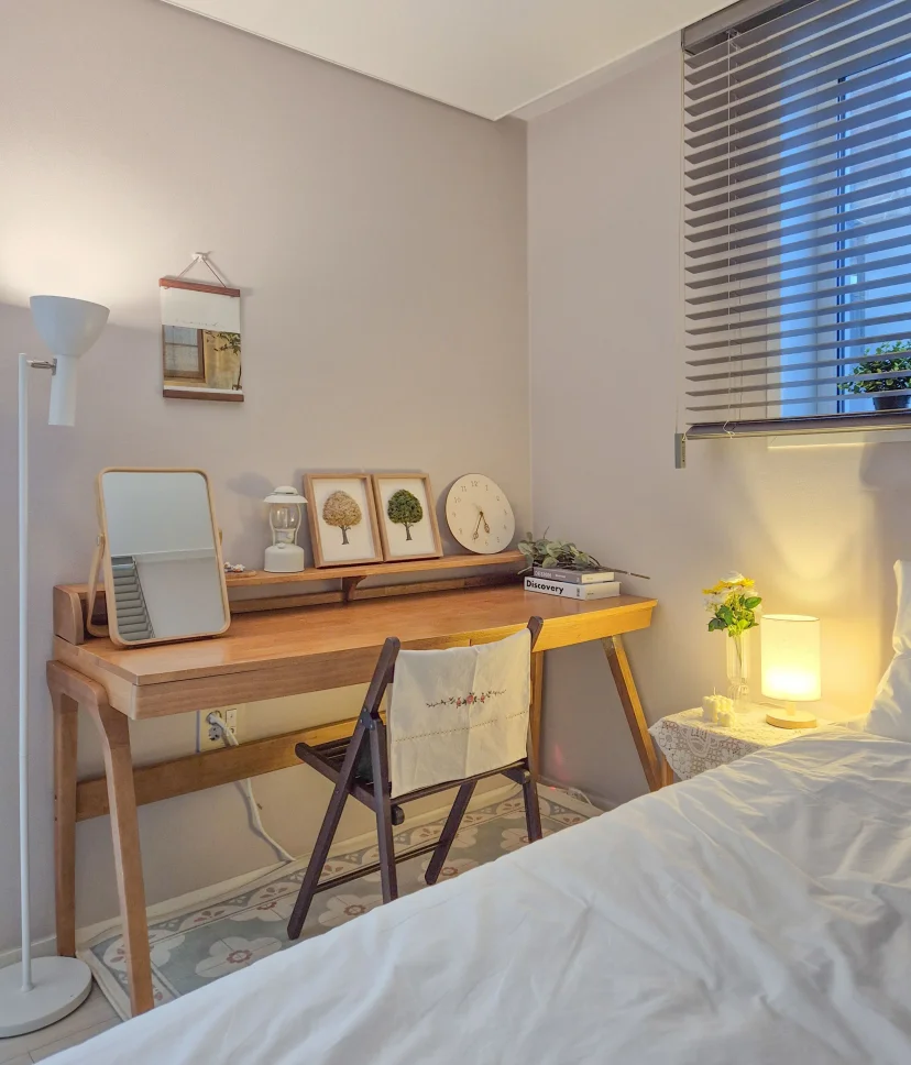Bedroom with wooden desk, table lamp and window blinds (Listing ID : 36403)